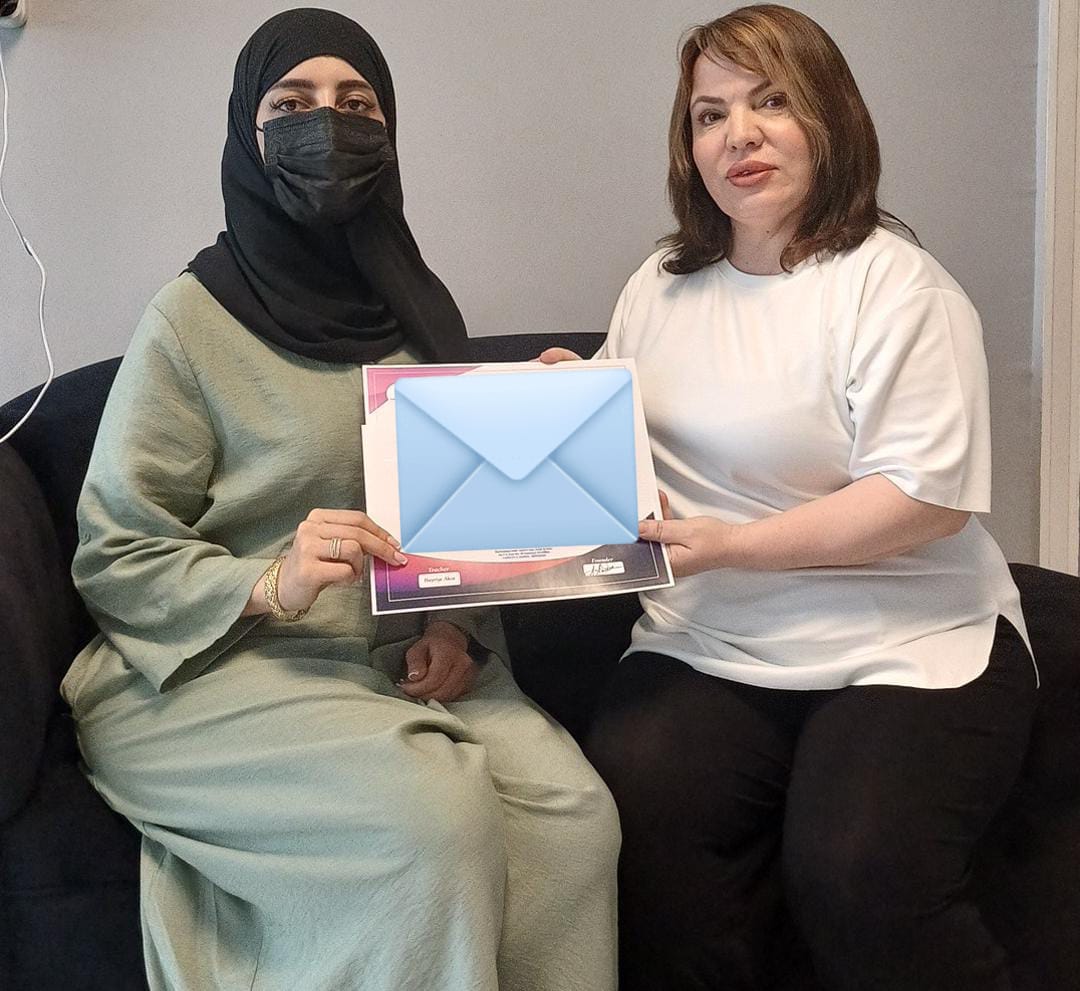 Hala recevant sa certification lors d'une formation internationale